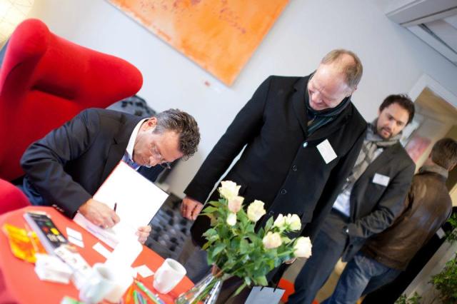 303414_10150705117046806_333376510_n